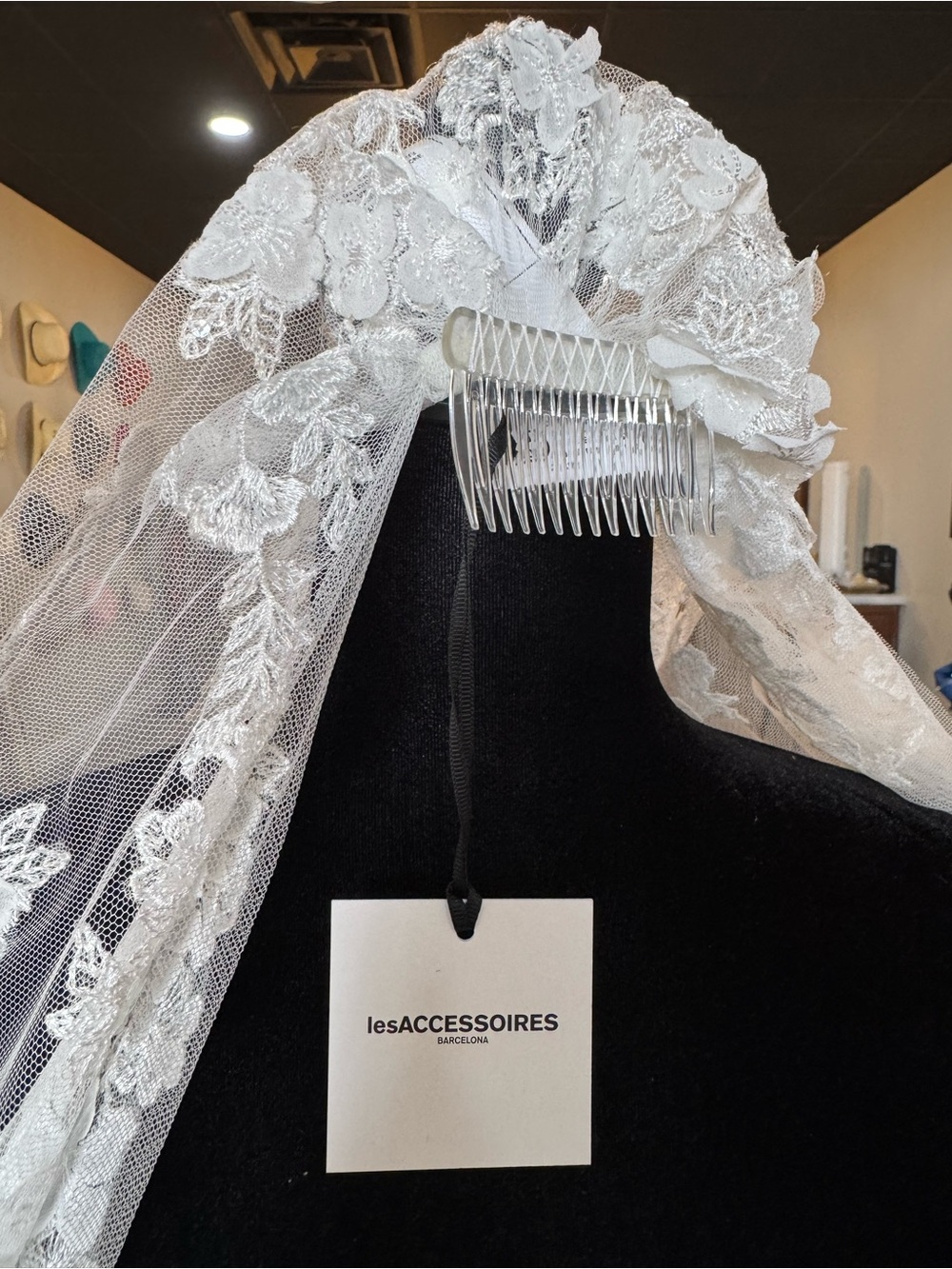 Pronovias V-Pickford Ivory/White Lace Cathedral Veil - Picture 2 of 2